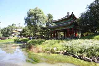 photo,material,free,landscape,picture,stock photo,Creative Commons,Summering mountain cottage tanka feast on the curve of a river bank load incense, rock, An arbor, Rich coloring, Ch'ing