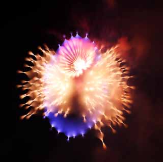 Foto, materiell, befreit, Landschaft, Bild, hat Foto auf Lager,Tama-Fluss Feuerwerk Demonstration, Das Starten von Feuerwerk, natrliche Szene oder Gegenstand, der poetischen Charme der Jahreszeit des Sommers hinzufgt, Signalfeuer, Helligkeit