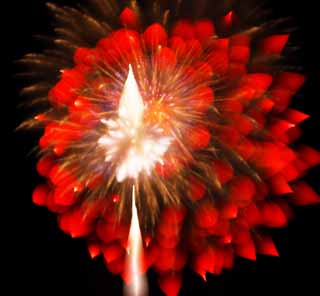 Foto, materiell, befreit, Landschaft, Bild, hat Foto auf Lager,Tama-Fluss Feuerwerk Demonstration, Das Starten von Feuerwerk, natrliche Szene oder Gegenstand, der poetischen Charme der Jahreszeit des Sommers hinzufgt, Signalfeuer, Helligkeit