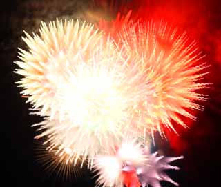 Foto, materiell, befreit, Landschaft, Bild, hat Foto auf Lager,Tama-Fluss Feuerwerk Demonstration, Das Starten von Feuerwerk, natrliche Szene oder Gegenstand, der poetischen Charme der Jahreszeit des Sommers hinzufgt, Signalfeuer, Helligkeit