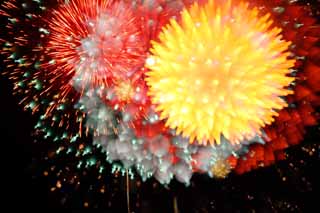 Foto, materiell, befreit, Landschaft, Bild, hat Foto auf Lager,Tama-Fluss Feuerwerk Demonstration, Das Starten von Feuerwerk, natrliche Szene oder Gegenstand, der poetischen Charme der Jahreszeit des Sommers hinzufgt, Signalfeuer, Helligkeit