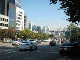 photo,material,free,landscape,picture,stock photo,Creative Commons,Row of houses along a city street of Seoul, building, car, way, Traffic