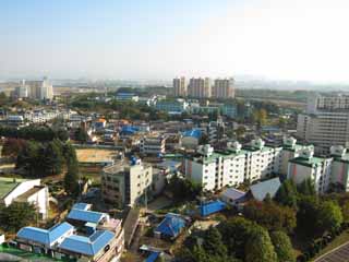 photo,material,free,landscape,picture,stock photo,Creative Commons,Row of houses along a city street of Samne, building, car, way, Traffic