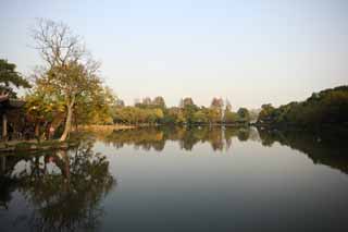 Foto, materiell, befreit, Landschaft, Bild, hat Foto auf Lager,Drei Schwimmbder, die den Mond spiegeln, Eine Welle, Saiko, Oberflche eines Sees, Bei Dunkelheit