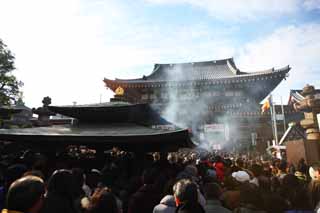 Foto, materiell, befreit, Landschaft, Bild, hat Foto auf Lager,Kawasakidaishi Omoto-Tempel, Neujahr besucht zu einem schintoistischen Schrein, Verehrer, Groartiger Stau, Die Haube des Chrysanthemenmusters
