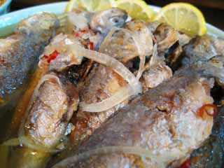 Foto, materiell, befreit, Landschaft, Bild, hat Foto auf Lager,Die marinierten Gemse mit rotem Pfeffer des Fisches, Pferdemakrele, Fisch, Eine Zwiebel, Marinierte Gemse mit rotem Pfeffer