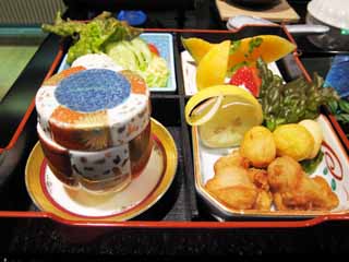 photo, la matire, libre, amnage, dcrivez, photo de la rserve,Une table dnant basse d'enfant, Poulet frit, Fruit, flan-comme oeuf et plat de lgume cuits  la vapeur dans une tasse, Salade