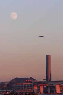 Foto, materieel, vrij, landschap, schilderstuk, bevoorraden foto,Maan en een vliegtuig, Vliegtuig, Maan, Kust van snauwen, Avondschemering