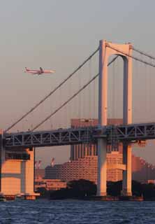 Foto, materiell, befreit, Landschaft, Bild, hat Foto auf Lager,Brcke und ein Flugzeug, Brcke, Meer, Flugzeug, Abenddmmerung