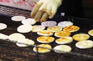 photo, la matire, libre, amnage, dcrivez, photo de la rserve,Un biscuit sal du riz de la cuisson de la main, biscuit sal de riz, gteau, Articles du feu du charbon de bois, 