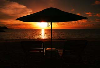 fotografia, materiale, libero il panorama, dipinga, fotografia di scorta,Una spiaggia privata del sole di setting, ombrello da spiaggia, spiaggia sabbiosa, Il sole di setting, silhouette