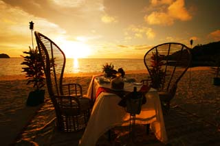 Foto, materiell, befreit, Landschaft, Bild, hat Foto auf Lager,Das Sonnenuntergangsabendessen, Tisch, sandiger Strand, Die Rahmensonne, Das Ufer