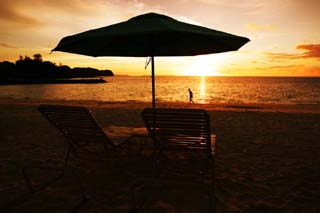 Foto, materiell, befreit, Landschaft, Bild, hat Foto auf Lager,Ein privater Strand der Rahmensonne, setzen Sie Schirm auf Strand, sandiger Strand, Die Rahmensonne, Silhouette