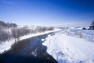 Foto, materiell, befreit, Landschaft, Bild, hat Foto auf Lager,Der Fluss, der gefroren werden kann, Fluss, Wasser, schneebedecktes Feld, Es ist schneebedeckt