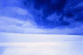 Illust, materieel, vrij, landschap, schilderstuk, schilderstuk, kleuren potlood, crayon, werkje,Een snowy veld en een blauwe lucht, Besneeuwd veld, Wolk, Boom, Blauwe lucht
