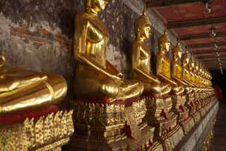 Foto, materiell, befreit, Landschaft, Bild, hat Foto auf Lager,Eine goldene Buddhistische Bildlinie von Wat Suthat, Tempel, Buddhistisches Bild, Korridor, Gold