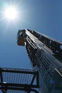 photo,material,free,landscape,picture,stock photo,Creative Commons,The ladder car which extends to the sky, fire engine, ladder, ladder car, An emergency car