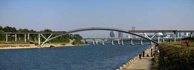 Foto, materiell, befreit, Landschaft, Bild, hat Foto auf Lager,Een brug tegenover de Han, Brcke, Spaziergnger, groer Fluss, Die Oberflche des Wassers