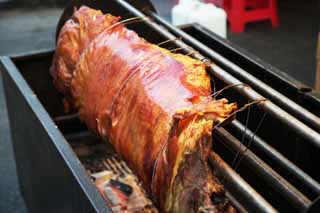 Foto, materiell, befreit, Landschaft, Bild, hat Foto auf Lager,Varken broiling machine, Das Barbecue des Schweines, Eine Vorrichtung, Kohlenfeuer, Gebratenes Fleisch