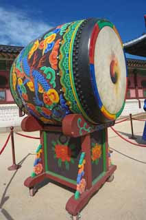 photo,material,free,landscape,picture,stock photo,Creative Commons,A drum of Kyng-bokkung, gate built between the main gate and the main house of the palace-styled architecture in the Fujiwara period, Folk costume, The traditional royal guards, wooden building