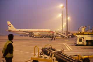 photo,material,free,landscape,picture,stock photo,Creative Commons,Beijing Airport dusk, Gangplank, Runway, Jet plane, Lighting