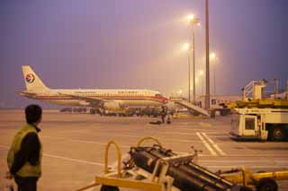 Foto, materiell, befreit, Landschaft, Bild, hat Foto auf Lager,Peking Flughafen Dmmerung, Laufplanke, Startbahn, Dsenflugzeug, Beleuchtung