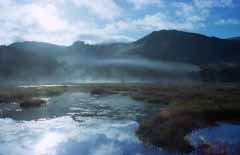 photo,material,free,landscape,picture,stock photo,Creative Commons,Morning sunlight, pond, tree, mountain, fog