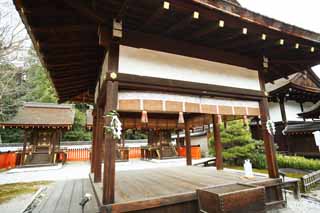 Foto, materiell, befreit, Landschaft, Bild, hat Foto auf Lager,Shimogamo Shrine Gesellschaft Mitsui Corporation, Eine Opferungskiste, hlzernes Gebude, rotes Paar von Steinhterhunden, Metallzubehr des Geldes