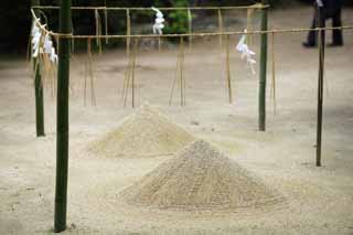 Foto, materiell, befreit, Landschaft, Bild, hat Foto auf Lager,Es ist ein schintoistischer Schrein zeremonieller sandpile in Uji, Suberungsaktionssand, Schintoismus, zeremonieller sandpile, Geist-Aufenthaltsgegenstand