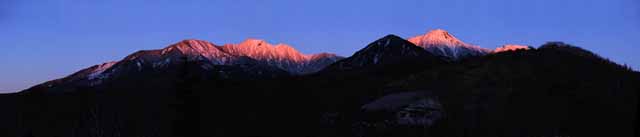 photo,material,free,landscape,picture,stock photo,Creative Commons,The daybreak of the Yatsugatake, The snowy mountains, ridgeline, The morning glow, blue sky