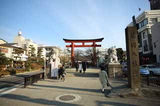 Foto, materiell, befreit, Landschaft, Bild, hat Foto auf Lager,Hachiman-gu Schrein nhert sich zu einem Schrein, torii, Paar von Steinhterhunden, Ein Ansatz zu einem Schrein, Laterne