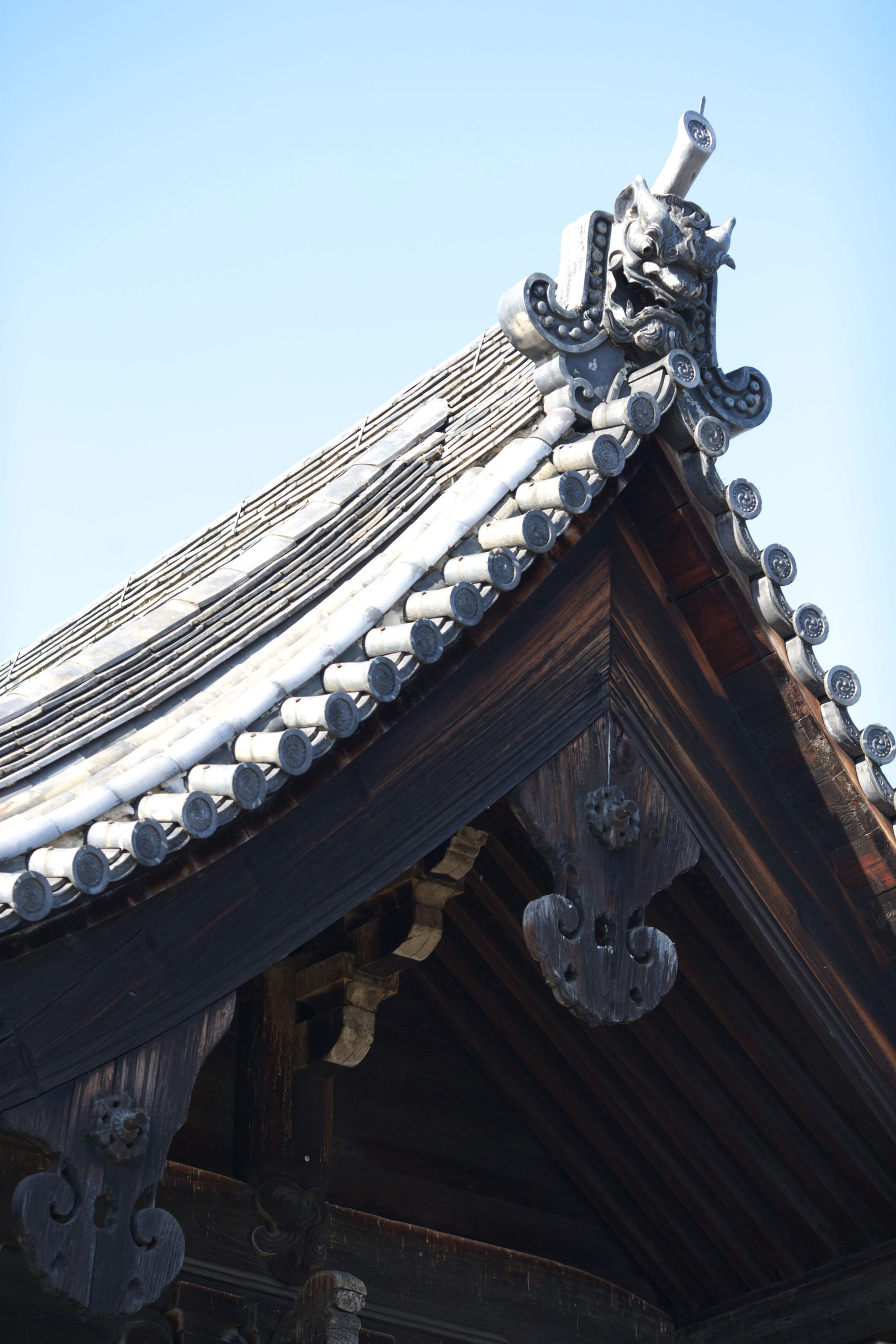 写真,素材,無料,フリー,フォト,クリエイティブ・コモンズ,風景,壁紙,東寺 南大門, 仏教, 屋根瓦, 世界遺産, 鬼