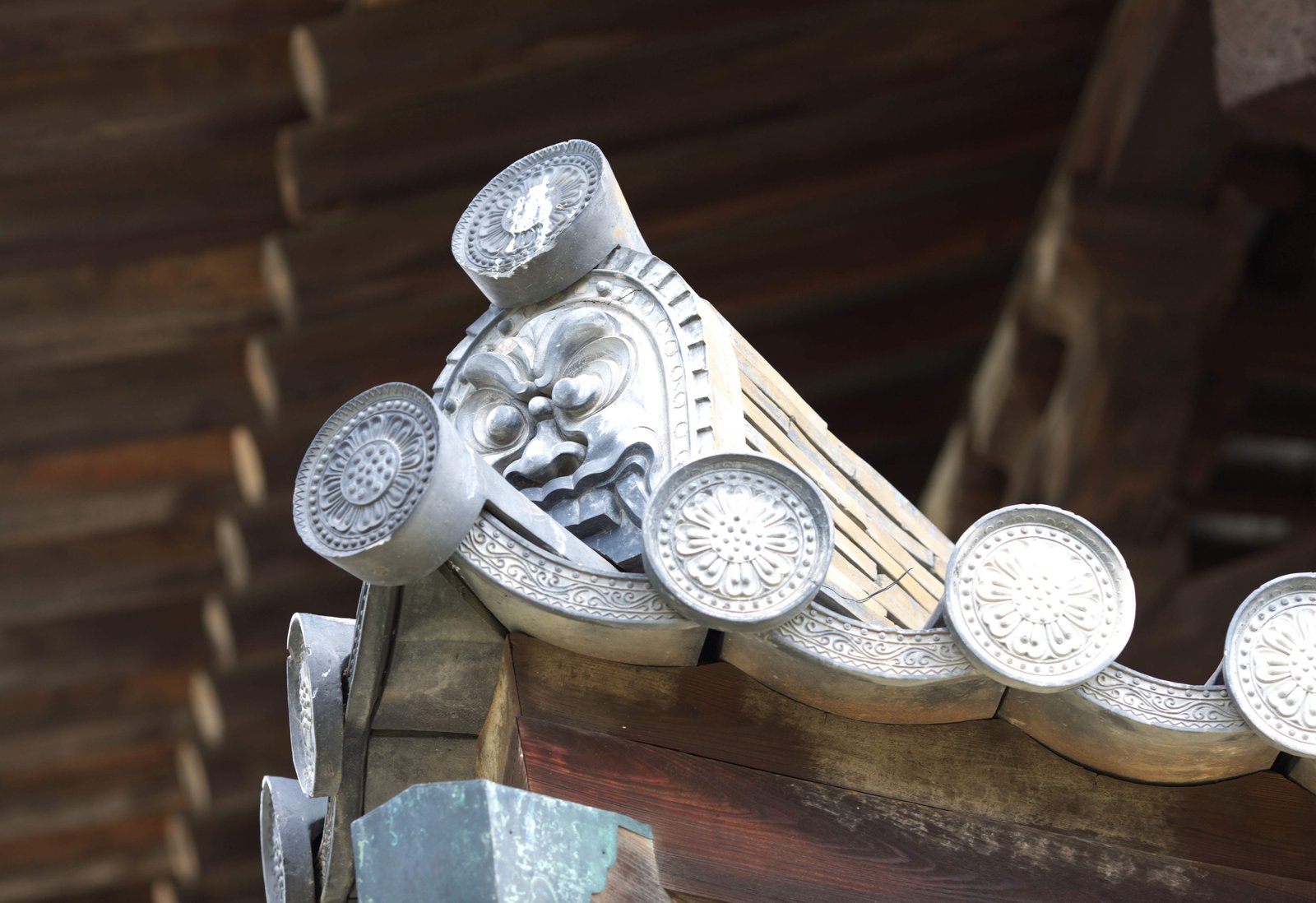 写真,素材,無料,フリー,フォト,クリエイティブ・コモンズ,風景,壁紙,薬師寺 東塔の鬼瓦, 魔よけ, 瓦, 屋根, 仏教寺院