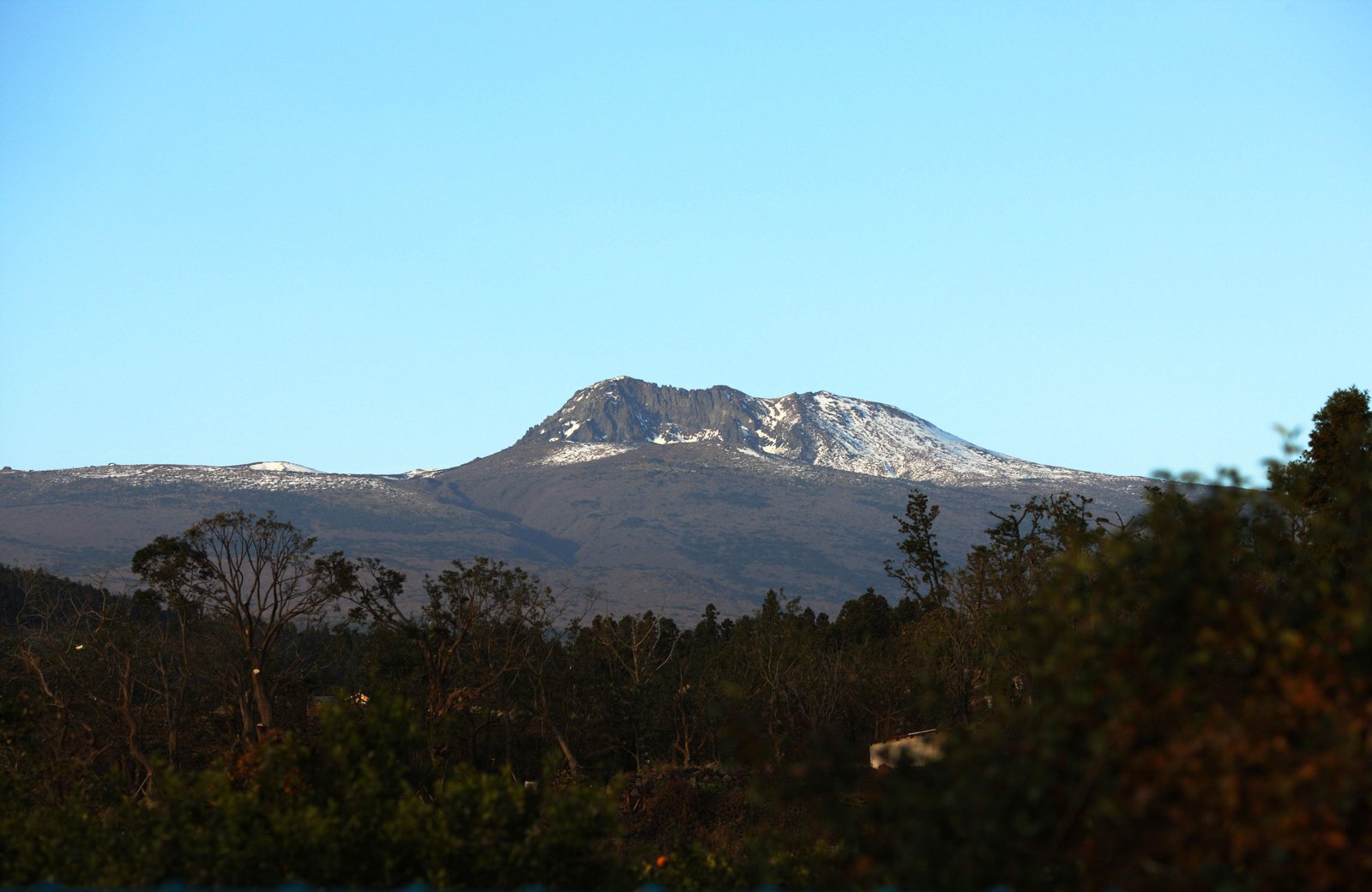 photo,material,free,landscape,picture,stock photo,Creative Commons,Mt. Hanna, volcanic island, Snow covering, blue sky,