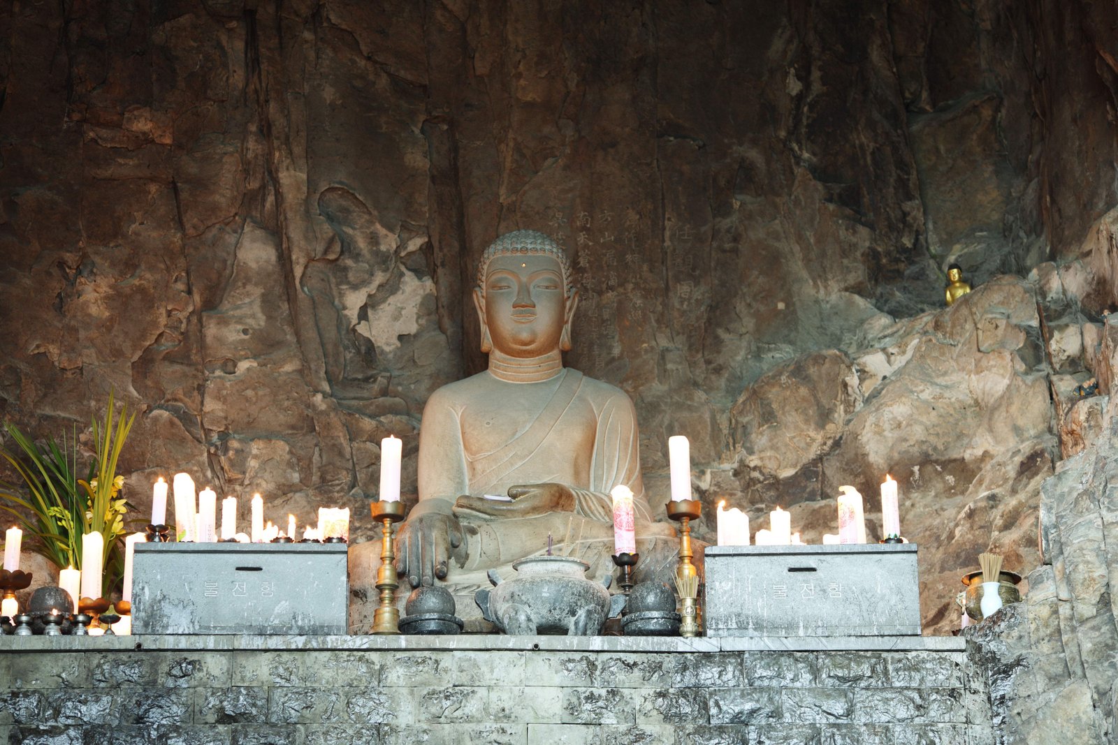 写真,素材,無料,フリー,フォト,クリエイティブ・コモンズ,風景,壁紙,山房窟寺, 蝋燭, 仏教寺院, 線香, 仏像
