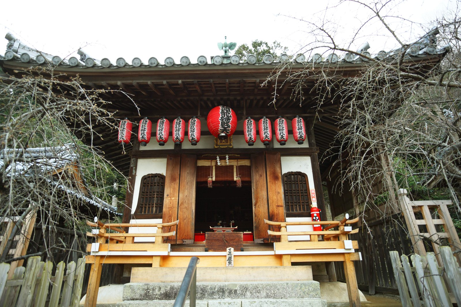 写真,素材,無料,フリー,フォト,クリエイティブ・コモンズ,風景,壁紙,二尊院 九頭龍弁財天堂, 花頭窓, 赤提灯, 石段, 九頭竜弁財天鳳凰