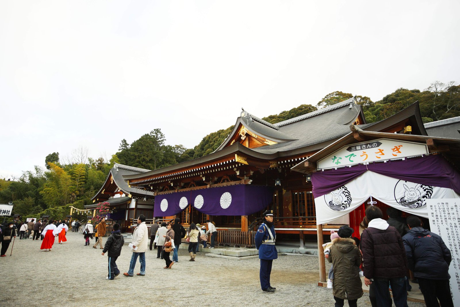 写真,素材,無料,フリー,フォト,クリエイティブ・コモンズ,風景,壁紙,三輪神社 祈祷殿, 神道, なでうさぎ, 神域, 参拝