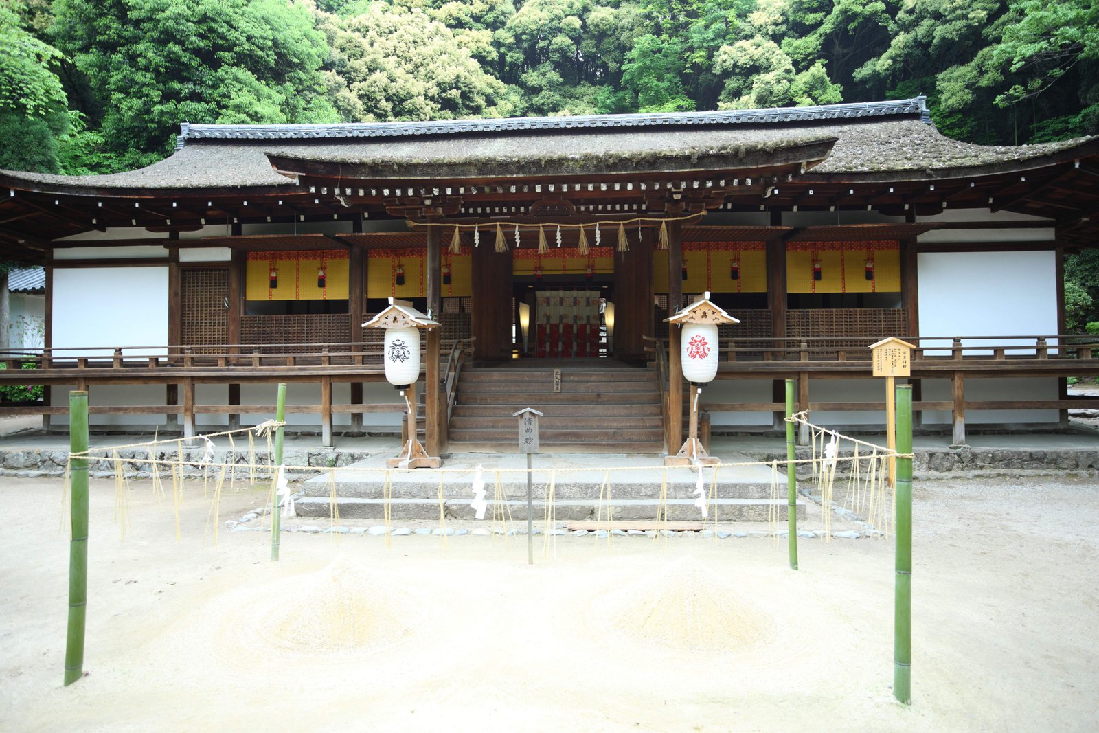 写真,素材,無料,フリー,フォト,クリエイティブ・コモンズ,風景,壁紙,宇治上神社 拝殿, 清め砂, 神道, 盛砂, 依り代