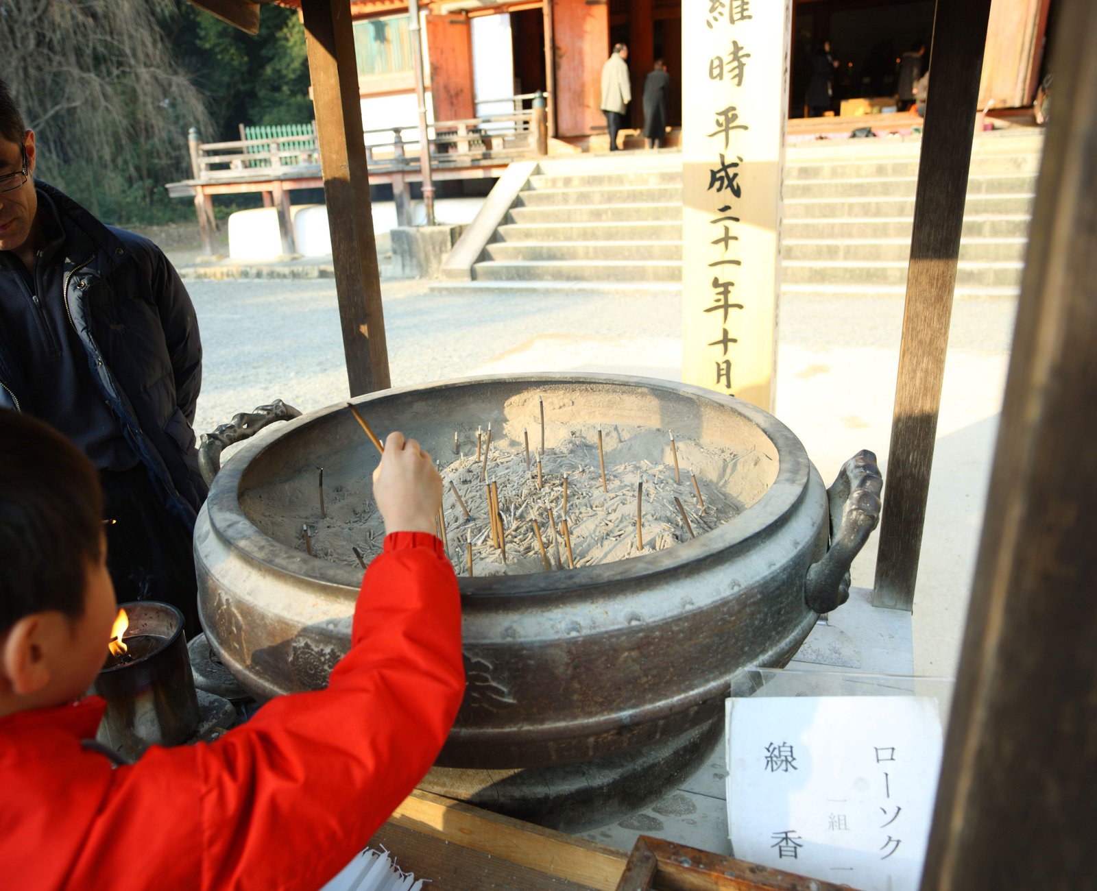 写真,素材,無料,フリー,フォト,クリエイティブ・コモンズ,風景,壁紙,醍醐寺 線香立て, 仏教寺院, 線香, 煙, 灰