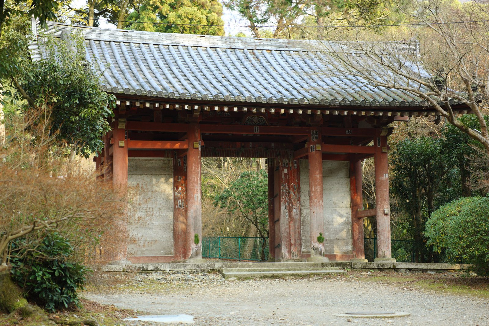 写真,素材,無料,フリー,フォト,クリエイティブ・コモンズ,風景,壁紙,醍醐寺 門, 仏教寺院, 朱塗り, 札, しめ縄