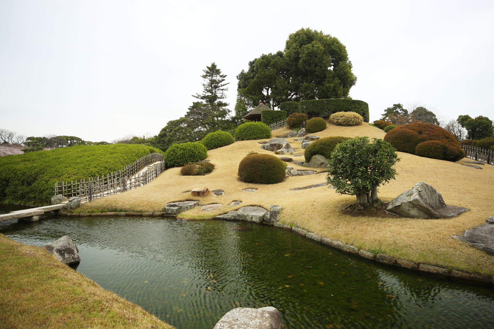 写真,素材,無料,フリー,フォト,クリエイティブ・コモンズ,風景,壁紙,後楽園 唯心山, 東屋, 築山, 木造, 日本庭園