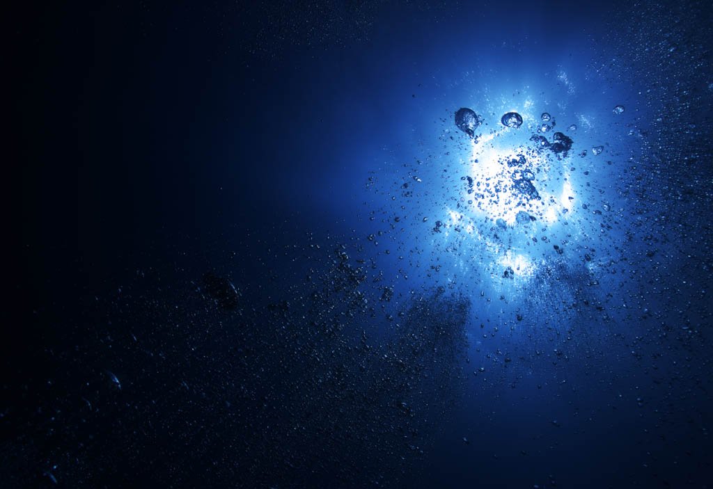 photo,material,free,landscape,picture,stock photo,Creative Commons,Bubbles to demand the sun, bubble, The surface of the water, In the sea, underwater photograph