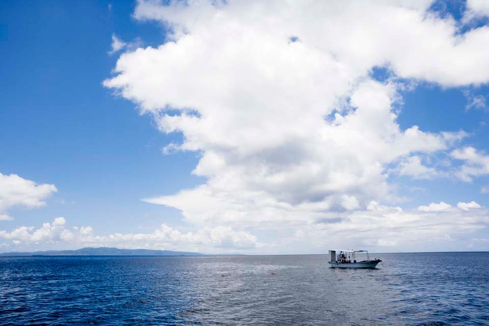photo,material,free,landscape,picture,stock photo,Creative Commons,A diving boat of the lunch break, The sea, ship, boat, cloud