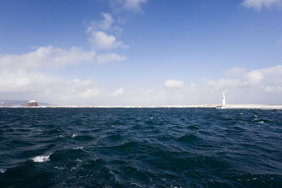 photo,material,free,landscape,picture,stock photo,Creative Commons,Abashiri port, lighthouse, The Sea of Okhotsk, wave, blue sky