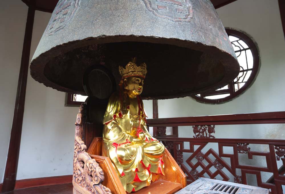 photo,material,free,landscape,picture,stock photo,Creative Commons,A Buddhist image of the striking a bell motion of the mountain in winter temple, Buddhist image, Gold, , Buddhism