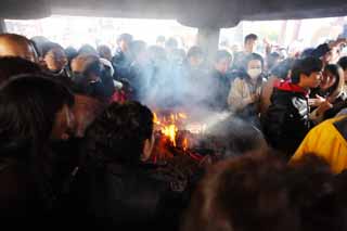 photo, la matire, libre, amnage, dcrivez, photo de la rserve,Kawasakidaishi Omoto temple, La visite de nouvelle anne  un temple shintoste, adorateur, Fume, Flamme
