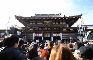 photo,material,free,landscape,picture,stock photo,Creative Commons,Kawasakidaishi Omoto temple, New Year's visit to a Shinto shrine, worshiper, Great congestion, The crest of the chrysanthemum pattern