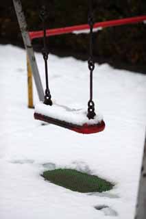 foto,tela,gratis,paisaje,fotografa,idea,Un columpio cubierto de nieve, Equipo de patio de recreo, , , 