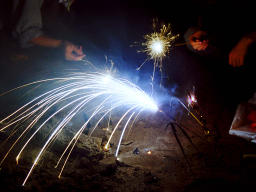 foto,tela,gratis,paisaje,fotografa,idea,Fegos artificiales en la playa., Fuegos artificiales, Entre manos, Rastro de la luz, 