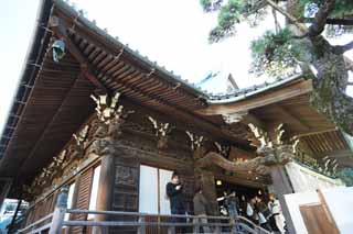 photo,material,free,landscape,picture,stock photo,Creative Commons,Shibamata Taishaku-ten Temple, Case mother appearance of a house tile-roofing, New Year's visit to a Shinto shrine, worshiper, sculpture